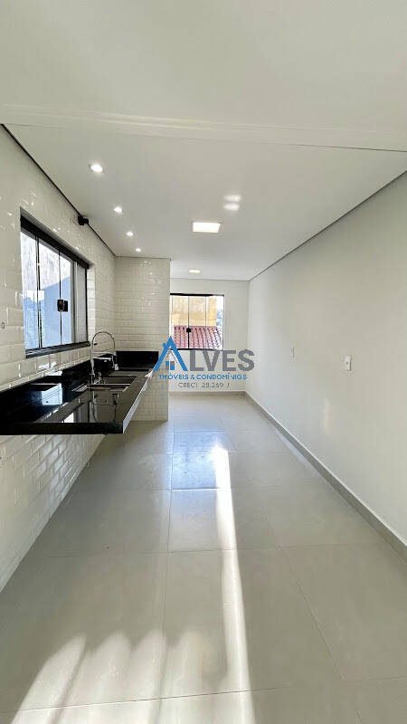 Casa à venda com 3 quartos, 192m² - Foto 2