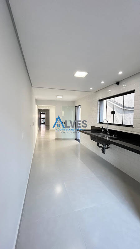 Casa à venda com 3 quartos, 192m² - Foto 1